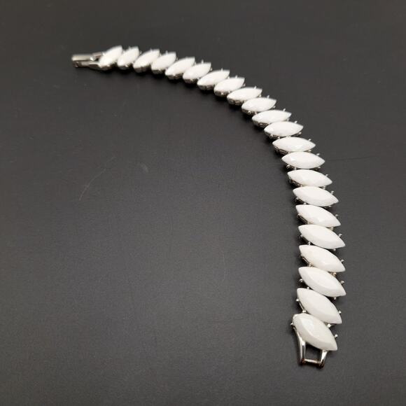Vintage Crown Trifari White Milk Glass Link Bracelet, Silver Tone Jewelry, 7 In - Picture 3 of 9